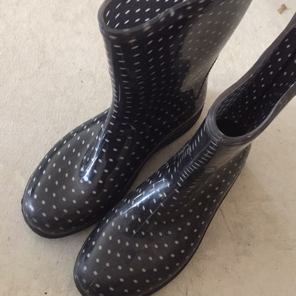 Black polka dot rain boots